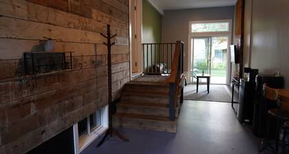 1Bed & Bath by Sasquatch Mtn & HHS (Pet Friendly)