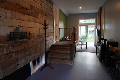 1Bed & Bath by Sasquatch Mtn & HHS (Pet Friendly)