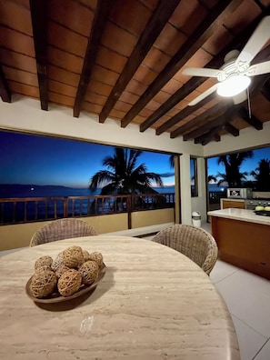 Outdoor dining - Hermoso Penthouse frente a playa en Los Tules (Las Glorias, Puerto Vallarta)