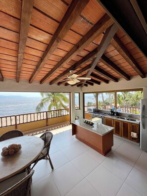 Outdoor dining - Hermoso Penthouse frente a playa en Los Tules (Las Glorias, Puerto Vallarta)