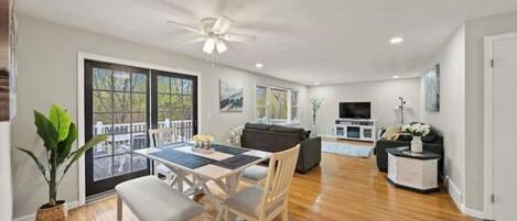 Smart TV, chimenea, futbolito y libros