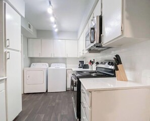 Private kitchen - 2 Bedroom condo 6 guest Texas Medical Center (Houston)