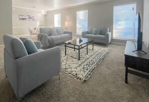 Living area - 2 Bedroom condo 6 guest Texas Medical Center (Houston)