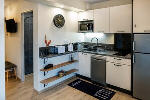 Frigorífico, microondas, horno y lavavajillas