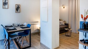 Un salon moderne comprenant un coin repas, un canapé et une table basse.