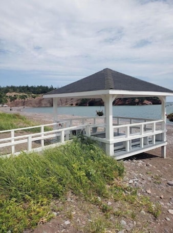 施設の敷地. Lovely apartment across from the Bay of Fundy.