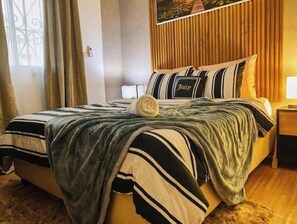 2 Schlafzimmer, Schreibtisch, schallisolierte Zimmer