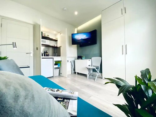 Apt. 05 - Stylish Studio Steps from Sea, Bars & Promenade