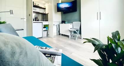 Apt. 05 - Stylish Studio Steps from Sea, Bars & Promenade