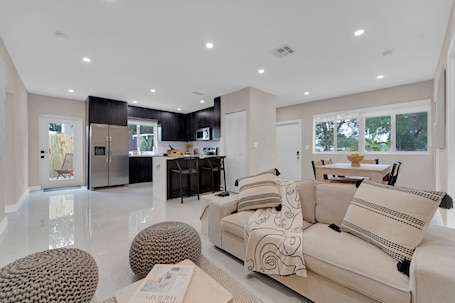 TV. Casa Copal: Modern and Stylish Retreat minutes away from Hollywood Beach