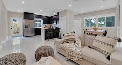 Casa Copal: Modern and Stylish Retreat minutes away from Hollywood Beach