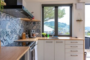 Fridge, microwave, oven, stovetop - Firkins Retreat - Picton. A truely unique experience. (Pet-Friendly) (Picton)