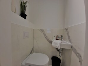 Dusche, Haartrockner, Handtücher, Seife