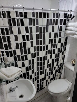 Vierbettzimmer, 2 Doppelbetten, mit Bad | Badezimmer | Dusche, Handtücher, Seife, Toilettenpapier