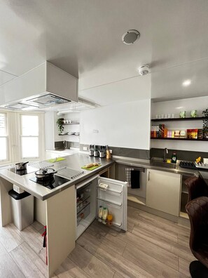 Kjøleskap, mikrobølgeovn, ovn og kokeplater