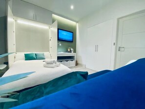 1 soverom, skrivebord, strykejern/-brett og wi-fi (inkludert)