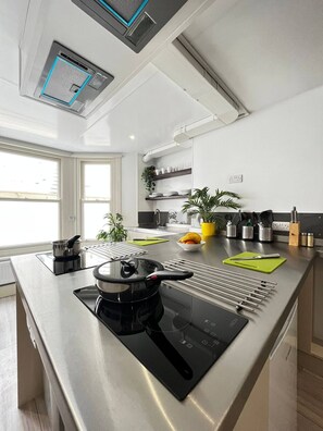 Kjøleskap, mikrobølgeovn, ovn og kokeplater