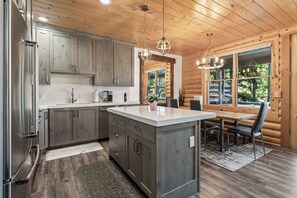 Geladeira, micro-ondas, fogão, cooktop