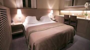 Deluxe Twin Room, 1 Double Bed, Non Smoking | Desk, iron/ironing board, free WiFi