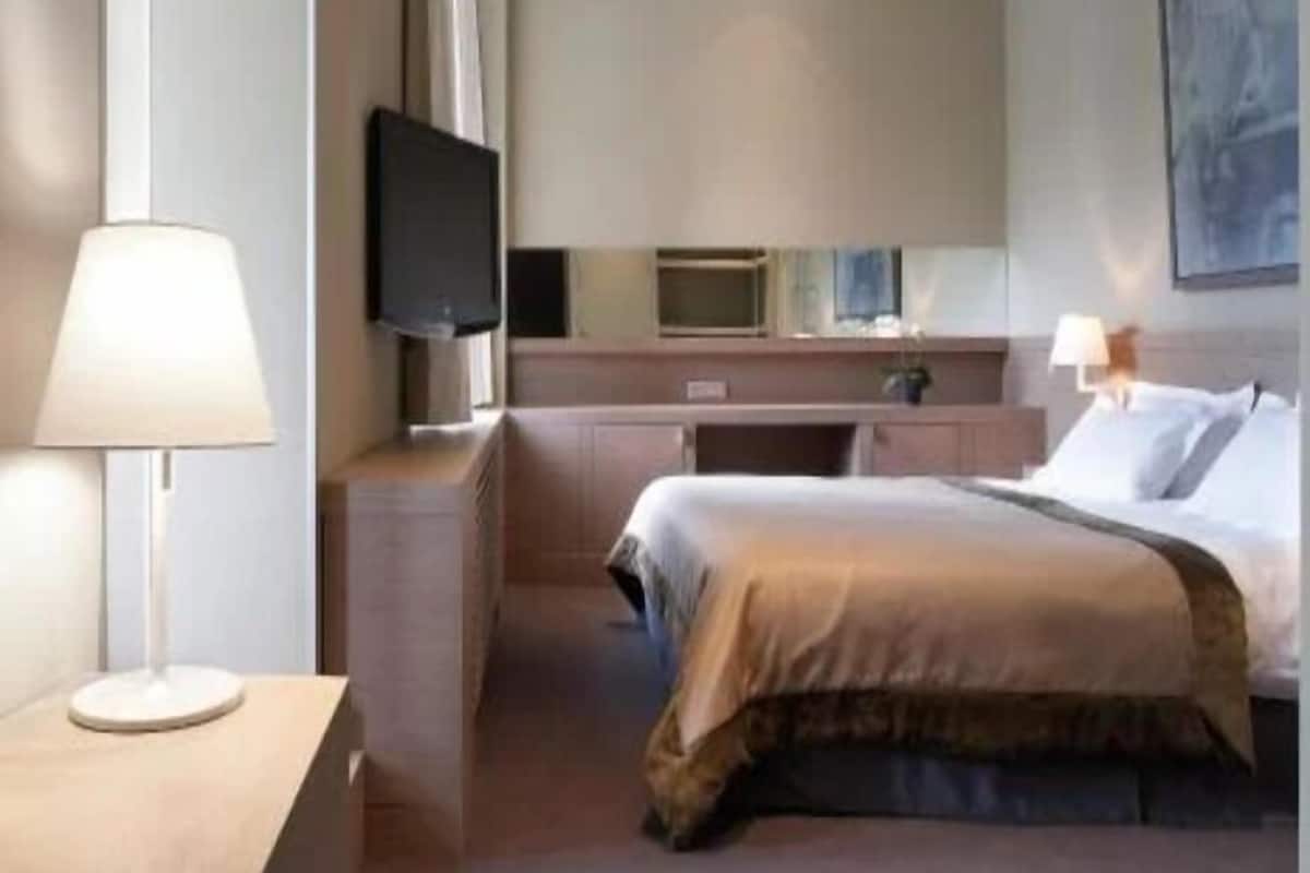 Deluxe kamer, 1 tweepersoonsbed | 1 slaapkamer, een bureau, een strijkplank/strijkijzer, gratis wifi