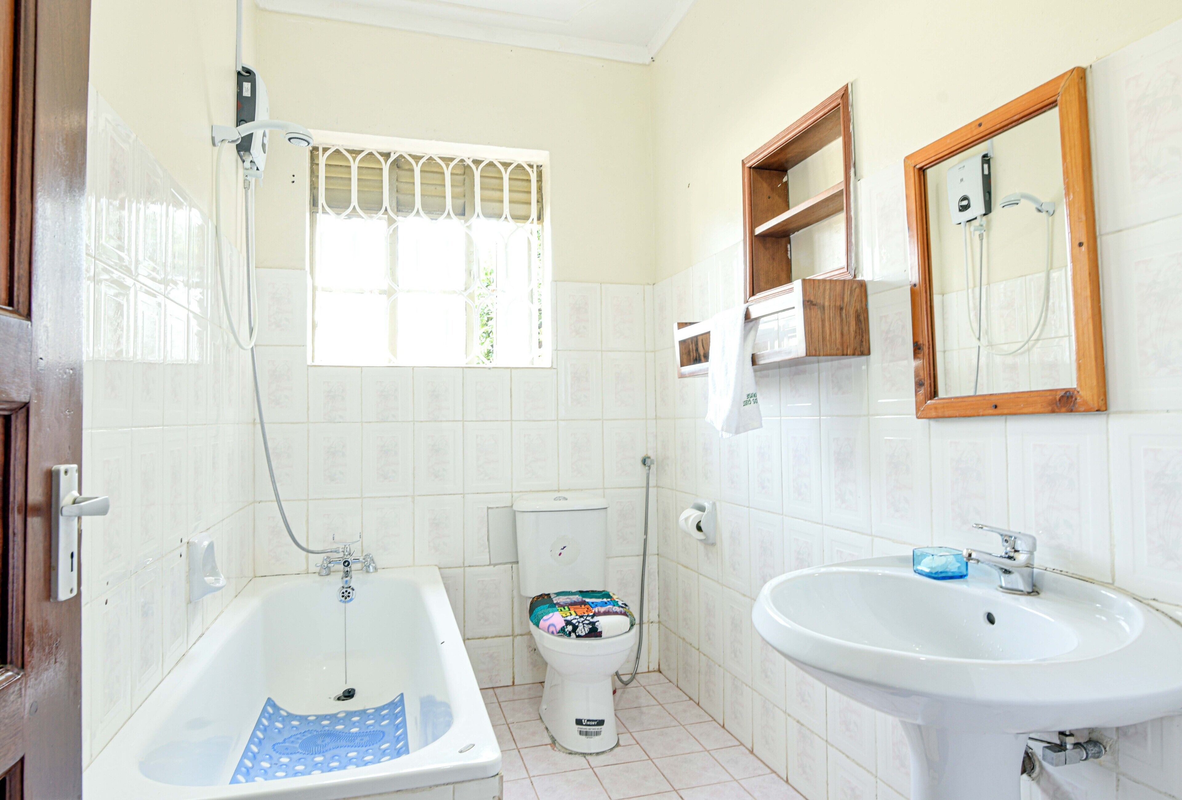 Deluxe Room | Bathroom | Shower, rainfall showerhead, free toiletries, hair dryer