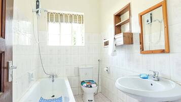 Deluxe Room | Bathroom | Shower, rainfall showerhead, free toiletries, hair dryer