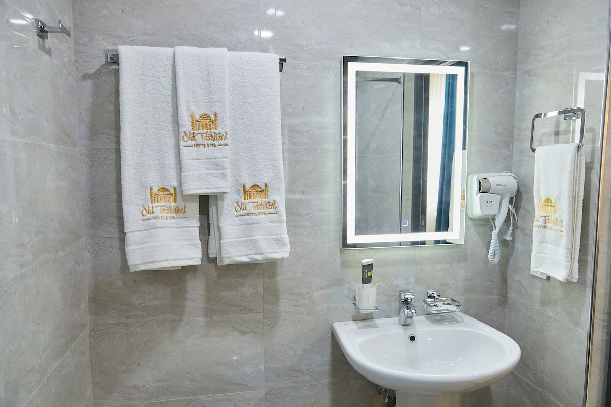 Haartrockner, Hausschuhe, Handtücher, Seife