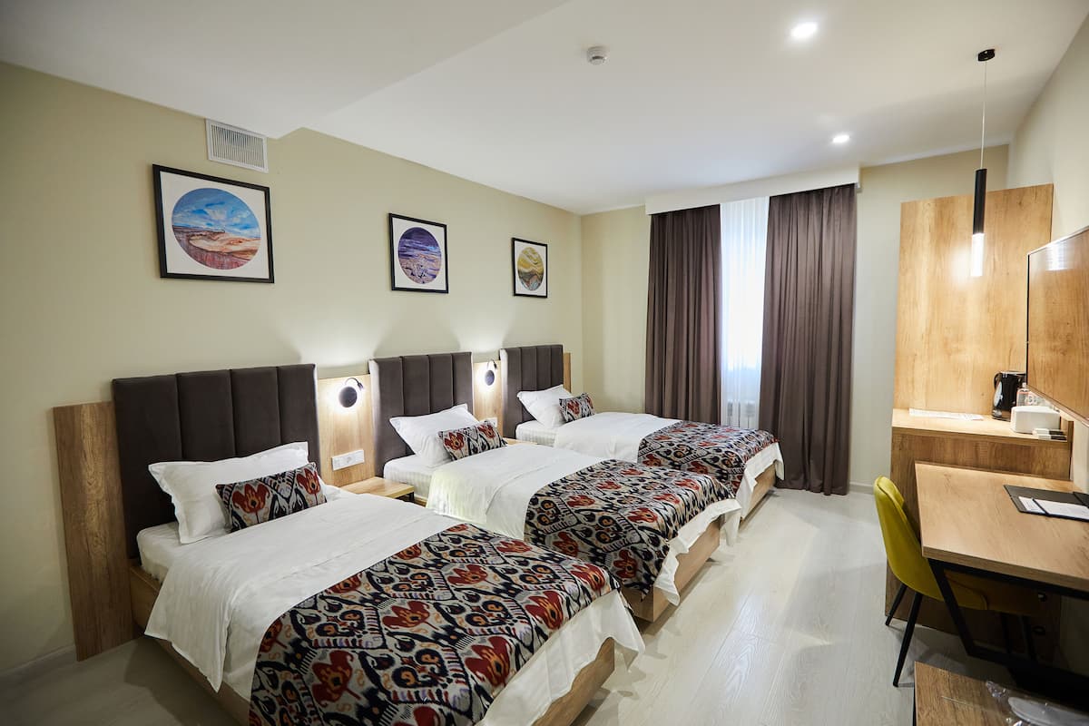 Dreibettzimmer | 1 Schlafzimmer, hochwertige Bettwaren, Zimmersafe, Schreibtisch