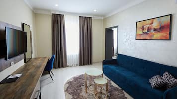 Ropa de cama de alta calidad y caja de seguridad en la habitación