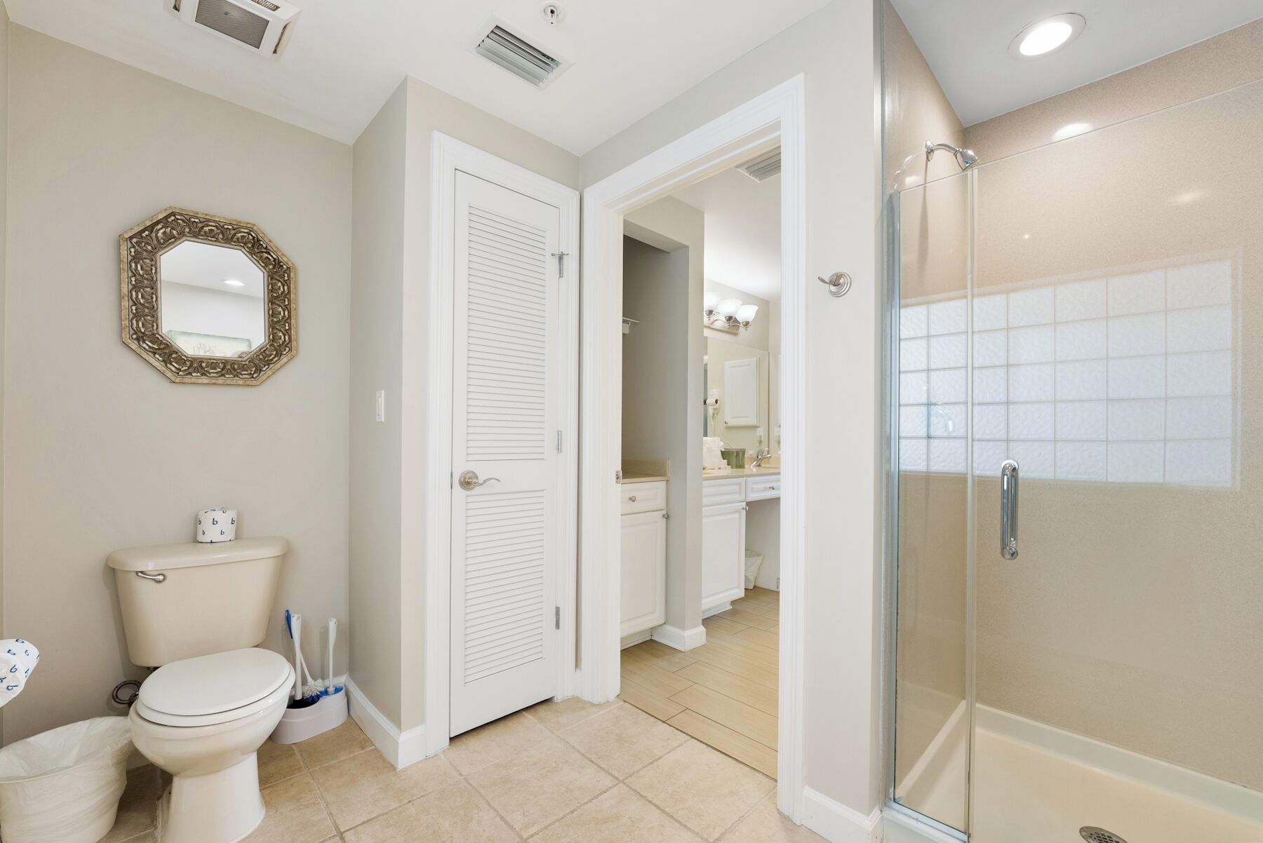 Une salle de bain équipée de toilettes, d’un bidet et d’une douche.