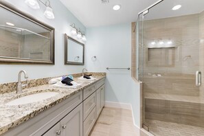 Combined shower/tub, hair dryer, towels