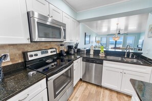 ثلاجة، ميكروويف، فرن، موقد طهي مسطح