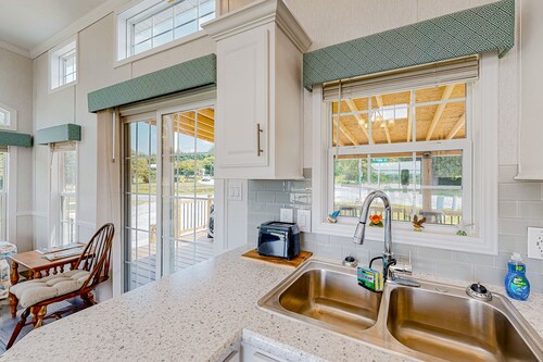 Pet Friendly Tiny home in Great Location with Grill and Covered Porch