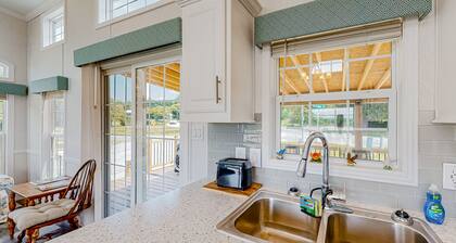 Pet Friendly Tiny home in Great Location with Grill and Covered Porch