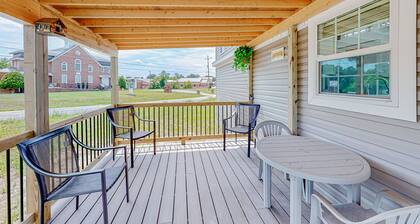 Brand-new cottage in great location with grill, firepit, covered deck, streaming