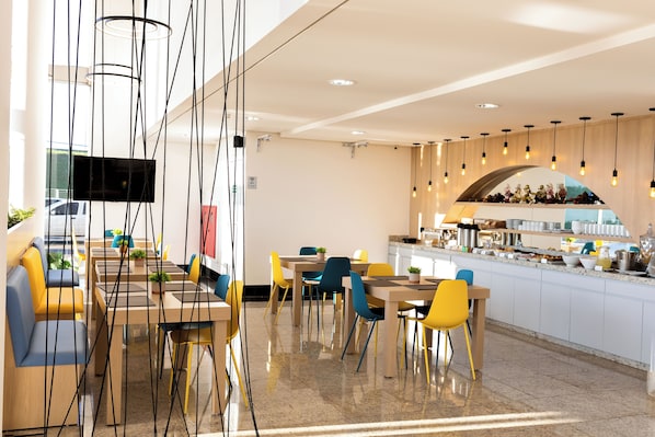 Café da manhã com buffet grátis todos os dias