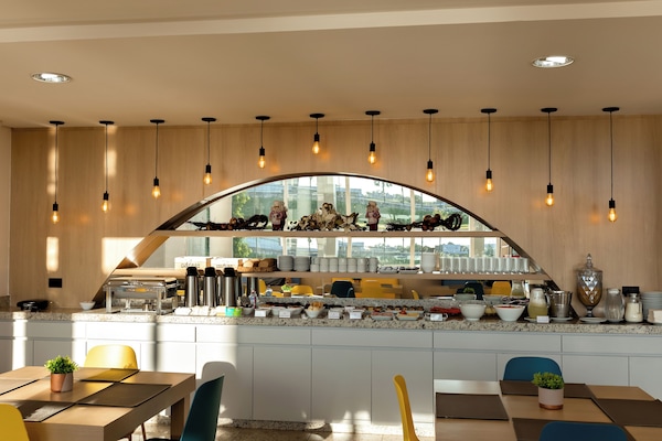 Café da manhã com buffet grátis todos os dias