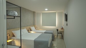 A hotel room with two beds, a desk, a chair, and a TV mounted on the wall. - GoldMen Express Cianorte (Cianorte)