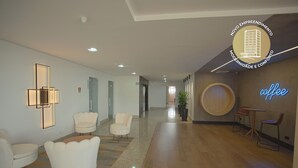 A modern lobby with a coffee bar, seating area, and a reception desk. - GoldMen Express Cianorte (Cianorte)