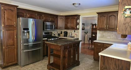Southern Charm Cottage - Peaceful 4 BR By The Creekside!