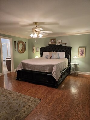 4 bedrooms, desk, free WiFi, bed sheets - Southern Charm Cottage - Peaceful 4 BR By The Creekside! (Pinson)