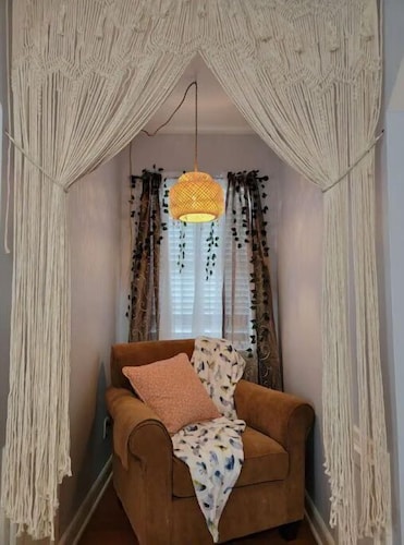 Southern Charm Cottage - Peaceful 4 BR By The Creekside!