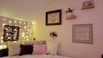 4 bedrooms, desk, free WiFi, bed sheets