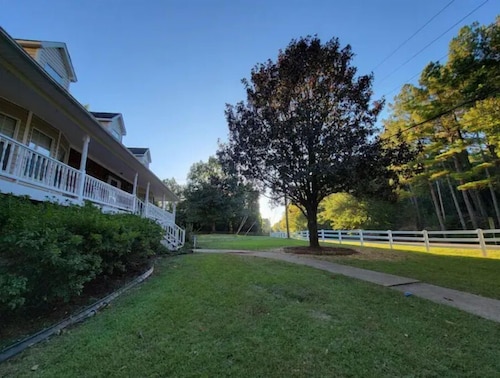 Southern Charm Cottage - Peaceful 4 BR By The Creekside!