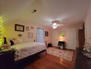 4 bedrooms, desk, free WiFi, bed sheets
