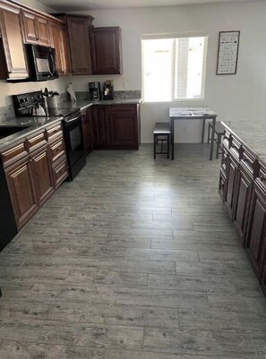 Fridge, microwave, oven, stovetop - "Serene Desert Oasis” (Lake Havasu City)