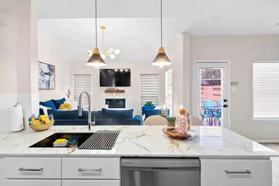 Modern Spacious 5BD Home  W Hot Tub Katy TX