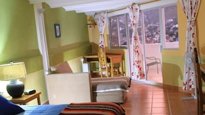 Panoramic Room | Blackout curtains, free WiFi, bed sheets - Casa Zuniga Bed and Breakfast (Guanajuato)