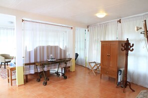 Chambre Deluxe | Rideaux d’obscurcissement, accès au Wi-Fi (inclus), literie fournie