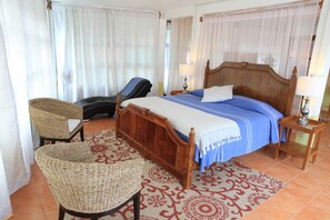 Habitación Deluxe | Cortinas opacas, wifi gratis, ropa de cama